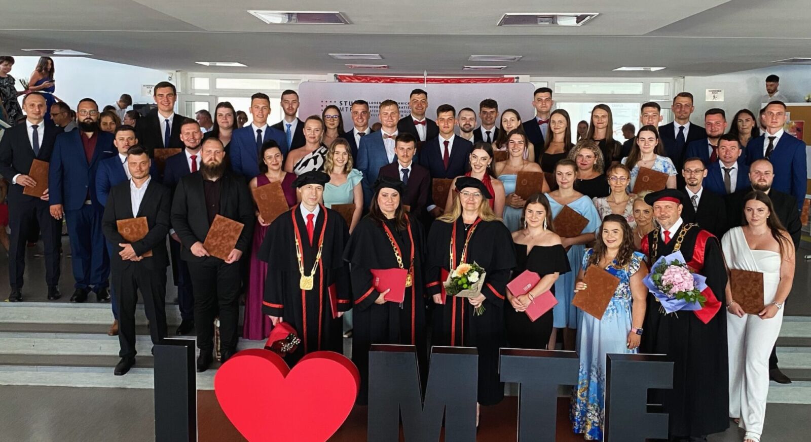 Prečo zostať pri vede a technike? Skúsenosti doktorandov MTF