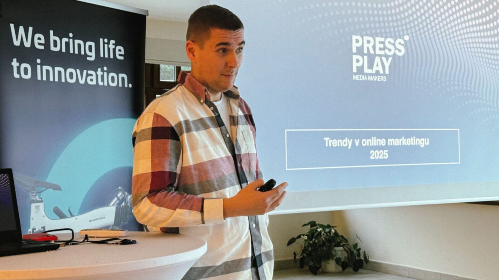 Martin Moncoľ z Press Play: AI nám neberie prácu. Pomáha nám robiť ju lepšie